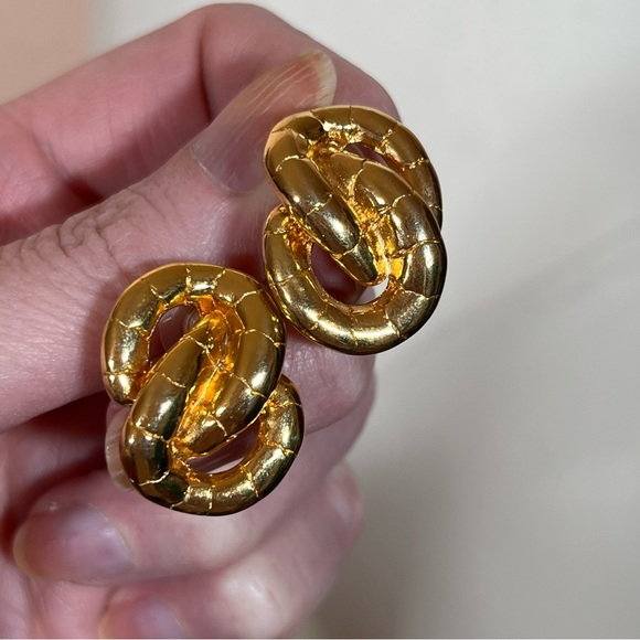 Vintage 80 90 Retro Omega Snake Chain Infinite Knot Heavy Gold Pierced Earrings - Picture 3 of 13